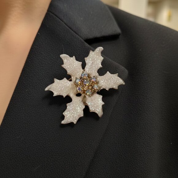 Vintage Festive Poinsettia Rhinestone Pin - Picture 1 of 3